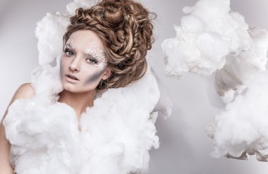 güzel genç kadın yüzü beyaz moda makyaj ile