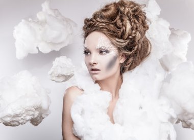 güzel genç kadın yüzü beyaz moda makyaj ile