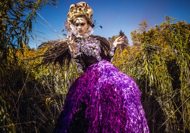 şehvetli kız sonbahar simgeleyen dramatize görüntüsü