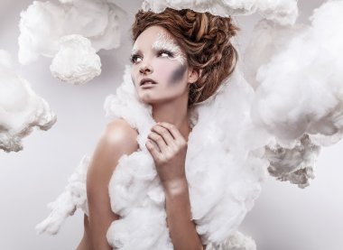 güzel genç kadın yüzü beyaz moda makyaj ile