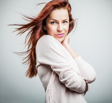 Kızıl genç kadın