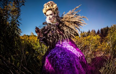 şehvetli kız sonbahar simgeleyen dramatize görüntüsü