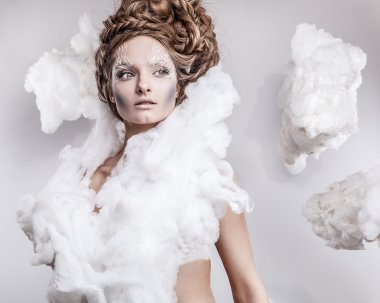 güzel genç kadın yüzü beyaz moda makyaj ile