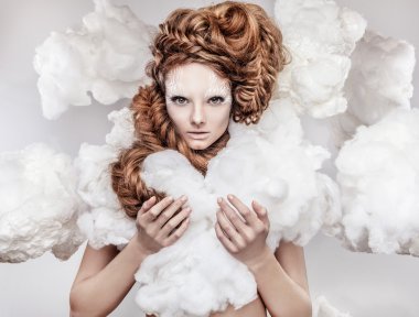 güzel genç kadın yüzü beyaz moda makyaj ile