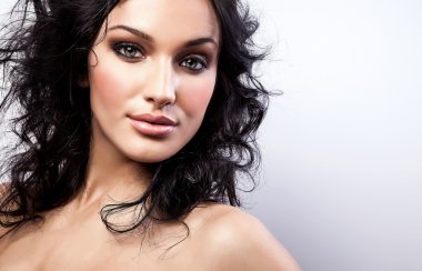 Genç bir güzelliğin portresi