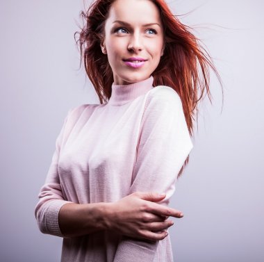 Kızıl genç kadın