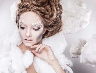 güzel genç kadın yüzü beyaz moda makyaj ile