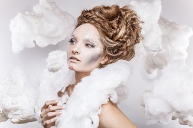 güzel genç kadın yüzü beyaz moda makyaj ile