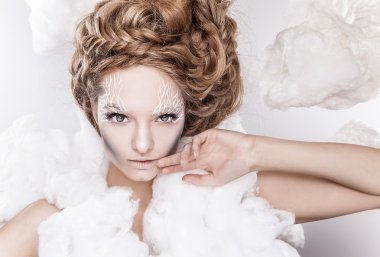 güzel genç kadın yüzü beyaz moda makyaj ile