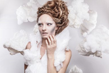 güzel genç kadın yüzü beyaz moda makyaj ile