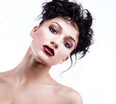 Seksi esmer kadın portresi