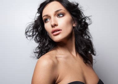 Genç bir güzelliğin portresi