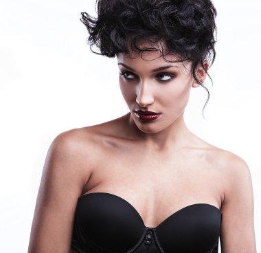 Seksi esmer kadın portresi