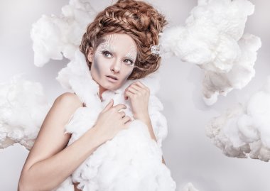 güzel genç kadın yüzü beyaz moda makyaj ile