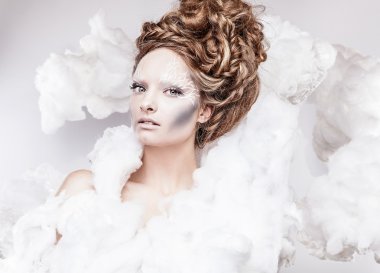 güzel genç kadın yüzü beyaz moda makyaj ile