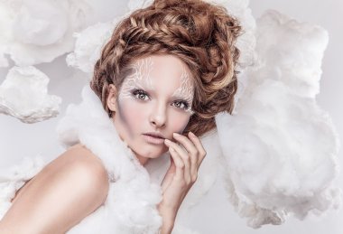 güzel genç kadın yüzü beyaz moda makyaj ile