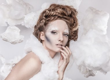 güzel genç kadın yüzü beyaz moda makyaj ile