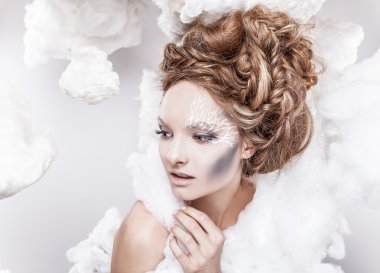 güzel genç kadın yüzü beyaz moda makyaj ile