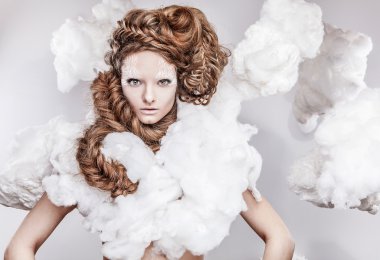 güzel genç kadın yüzü beyaz moda makyaj ile