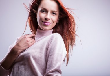 Kızıl genç kadın