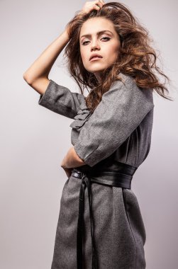 güzel bir kadın moda elbise