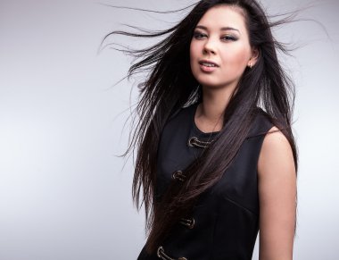 şık siyah elbise genç güzel Doğu kızı