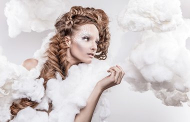 güzel genç kadın yüzü beyaz moda makyaj ile