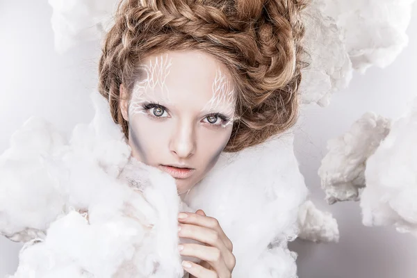 Vackra unga kvinnliga ansikte med mode vit make-up — Stockfoto