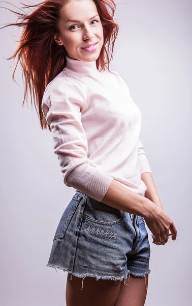 Szép, vörös hajú fiatal nő — Stock Fotó