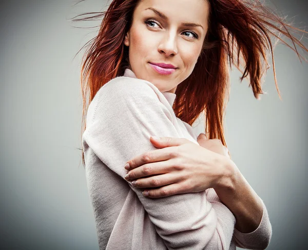 Szép, vörös hajú fiatal nő — Stock Fotó