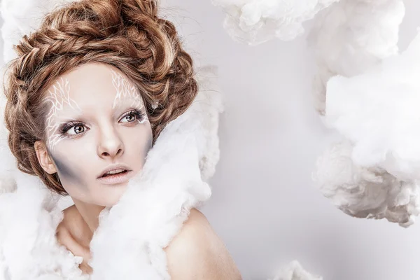 Hermosa cara femenina joven con maquillaje blanco de moda — Foto de Stock