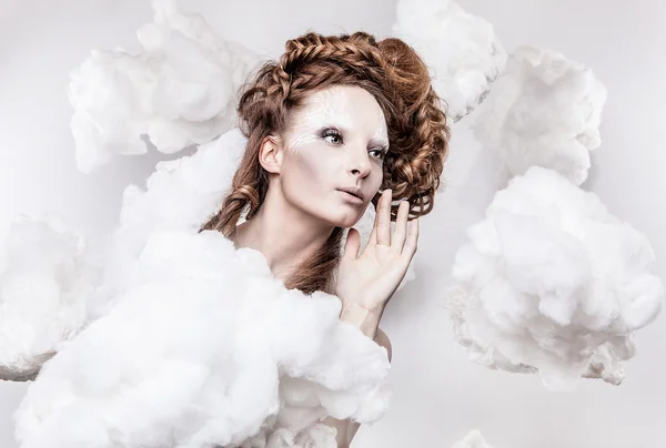 흰색 패션 메이크업으로 아름 다운 젊은 여성의 얼굴 — 스톡 사진