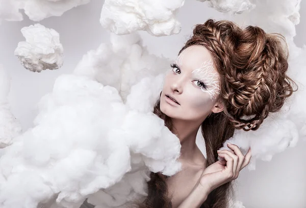 Hermosa cara femenina joven con maquillaje blanco de moda —  Fotos de Stock