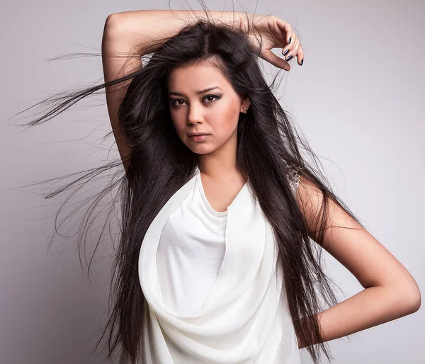 Bela mulher posando no estúdio — Fotografia de Stock