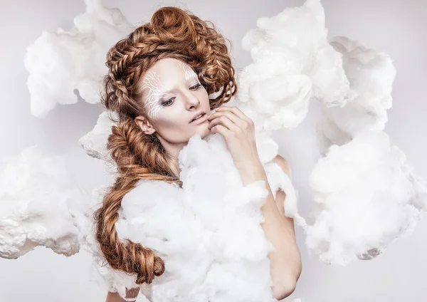 Hermosa cara femenina joven con maquillaje blanco de moda — Foto de Stock