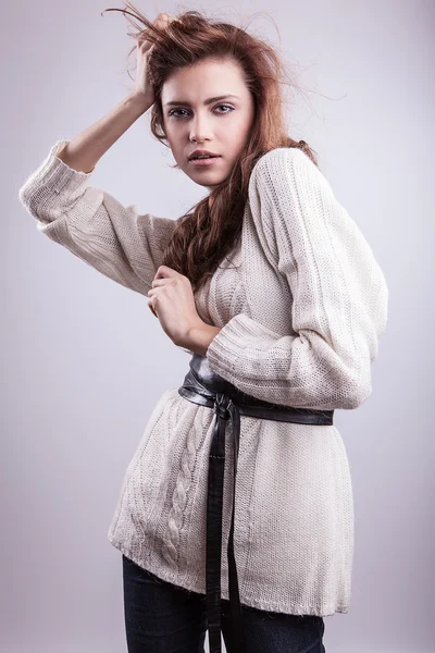 Hermosa pose de mujer en estudio —  Fotos de Stock