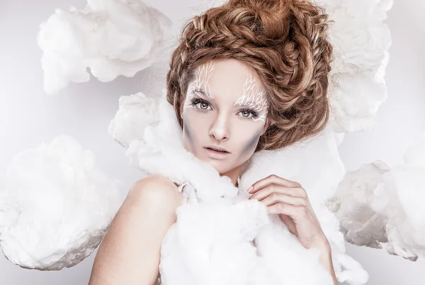 ホワイト ファッション メイクでは美しい若い女性顔 — ストック写真