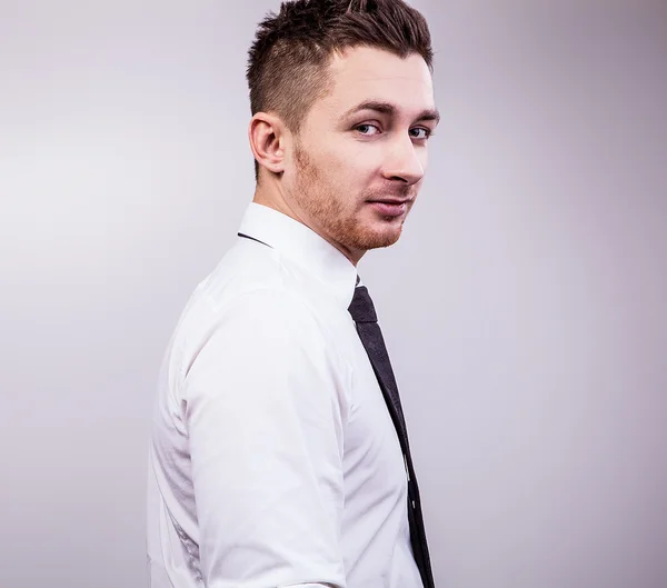 Retrato de un joven guapo — Foto de Stock