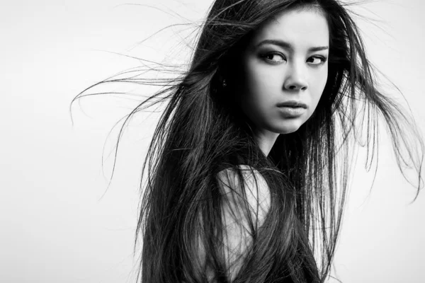 Joven hermosa chica oriental en elegante vestido negro —  Fotos de Stock