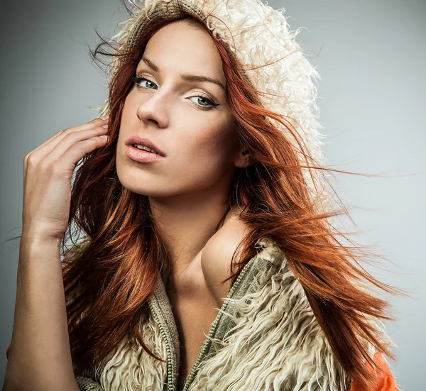 Szexi vörös hajú fiatal nő — Stock Fotó