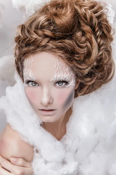 Bella giovane faccia femminile con trucco bianco moda — Foto Stock