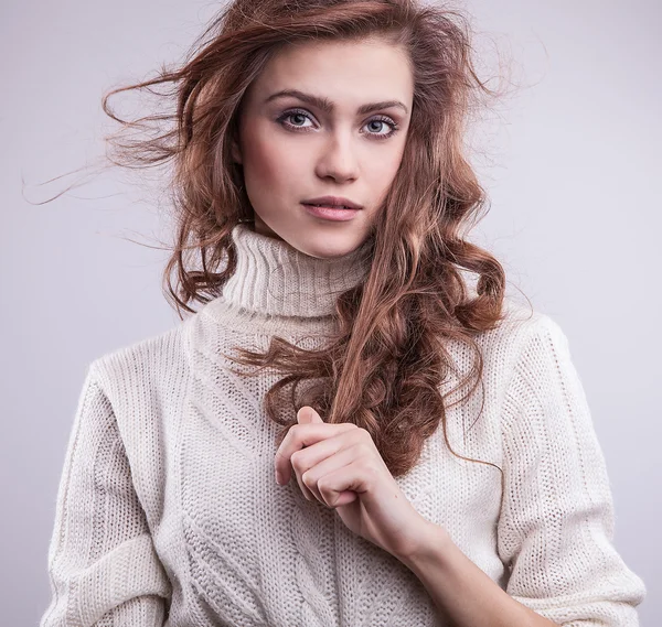 Belle femme pose en studio — Photo