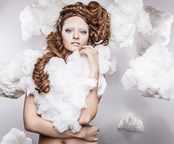 Bella giovane faccia femminile con trucco bianco moda — Foto Stock