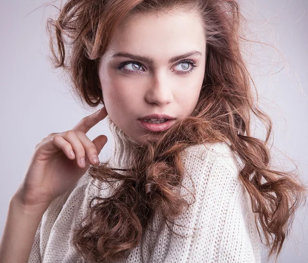 Schöne Frau posiert im Studio — Stockfoto