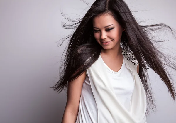 Mooie vrouw poseren in studio — Stockfoto