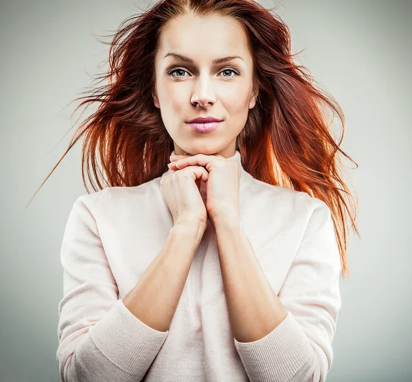 Mooie roodharige jonge vrouw — Stockfoto