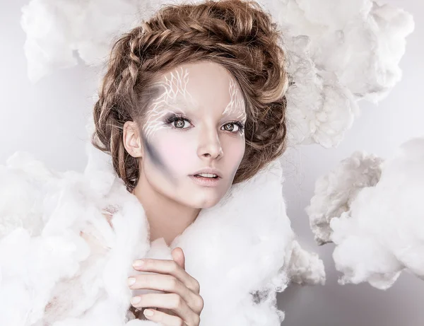 Schönes junges weibliches Gesicht mit modischem weißen Make-up — Stockfoto