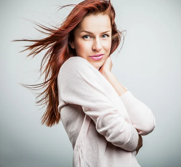 Kızıl genç kadın