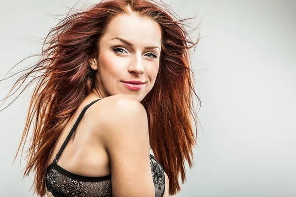 ランジェリーのセクシーな赤毛の若いモデル — ストック写真