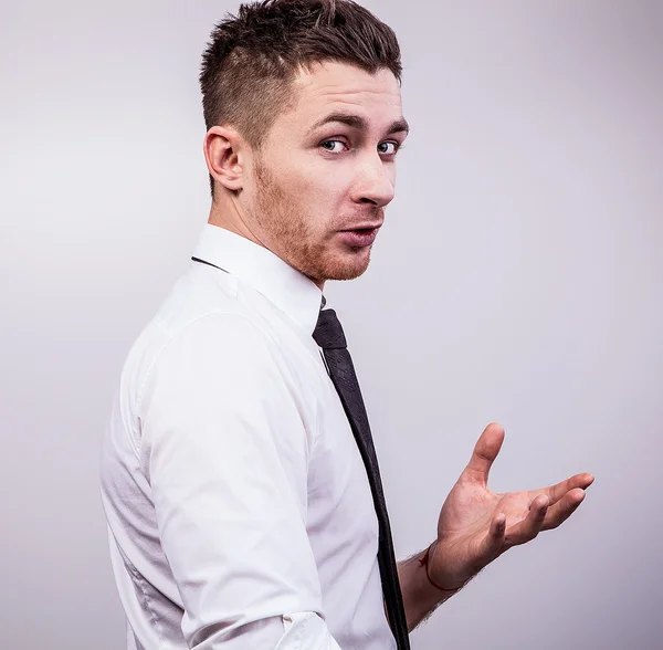 Retrato de un joven guapo —  Fotos de Stock